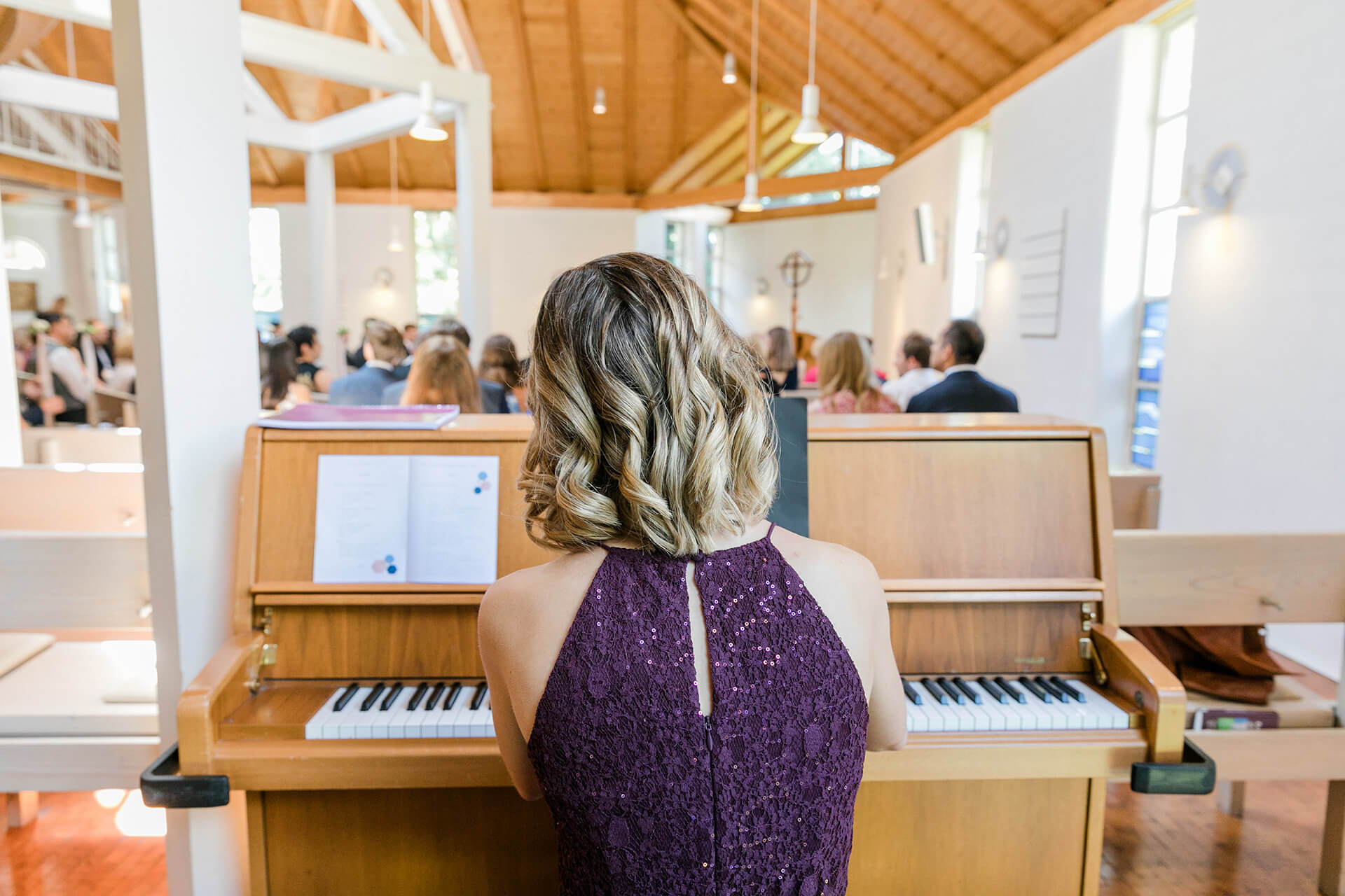 Pianistin im Hochzeitsgottesdienst