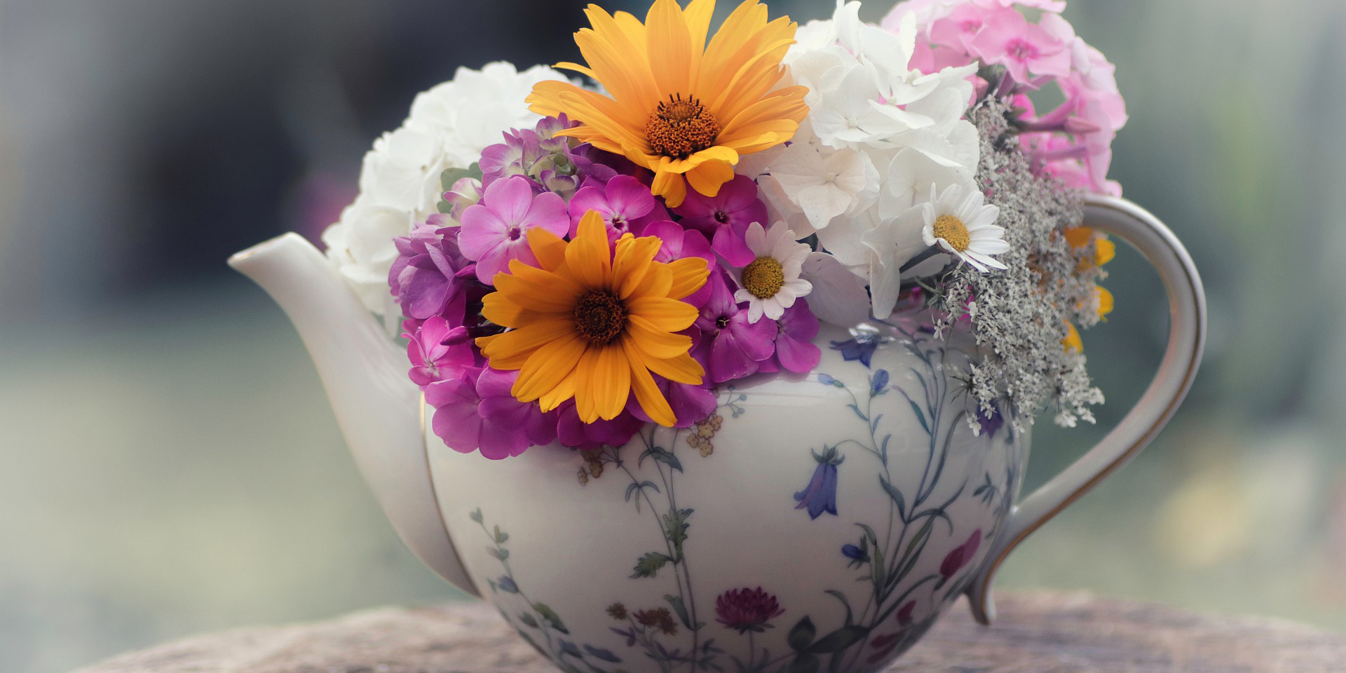 Porzellanteekanne mit Blumen ,© pixabay/Lolame 